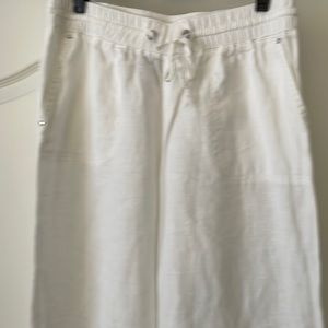 Whit linen pants Has pockets. Expandable waistband